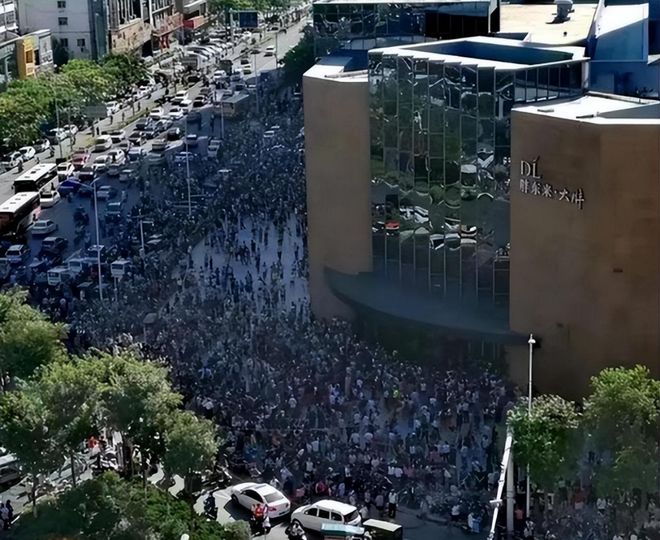 地游客爆满终于知道为啥走不出河南了九游会J9越黑越红！端午节胖东来外(图2)