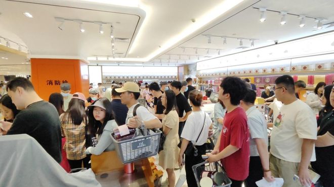 地游客爆满终于知道为啥走不出河南了九游会J9越黑越红！端午节胖东来外