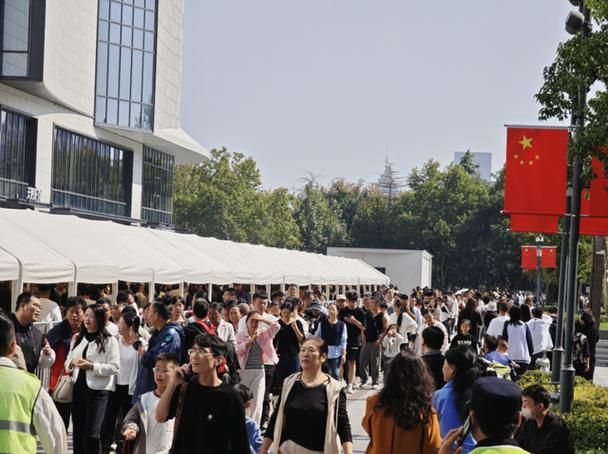 地游客爆满终于知道为啥走不出河南了九游会J9越黑越红！端午节胖东来外(图4)